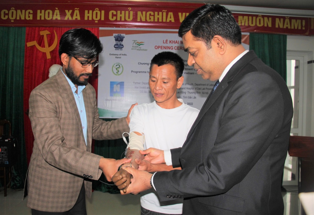 Người khuyết tật trên địa bàn tỉnh được lắp chi giả Jaipur Foot miễn phí tại buổi lễ (Ảnh: Báo Đắk Lắk)