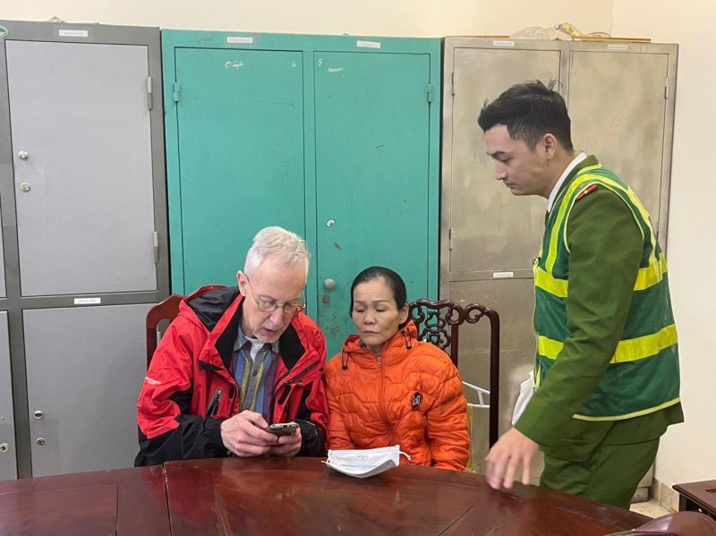 Ông Philip tìm thấy được gia đình bà Vượng nhờ sự giúp đỡ của Công an phường Hàng Trống. (Ảnh: Công an Hà Nội)
