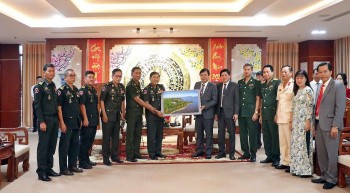 Bộ Tư lệnh Cảnh vệ Quân đội Hoàng gia Campuchia thăm, chúc Tết tỉnh Cà Mau