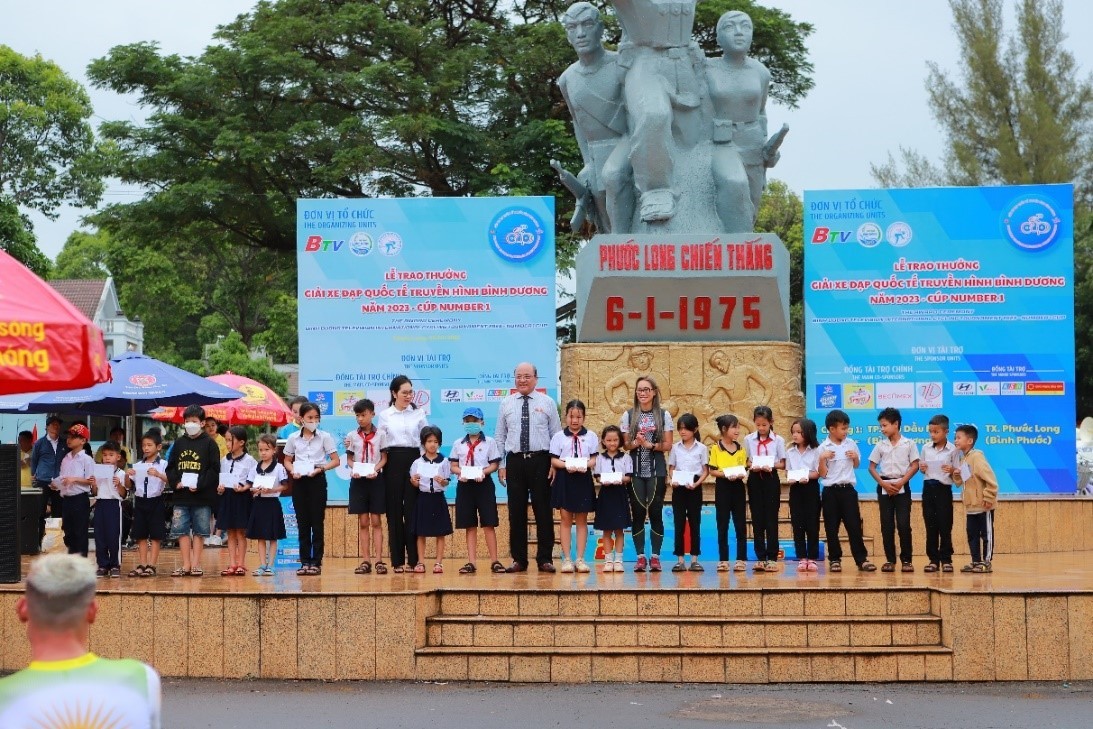 Ban tổ chức và các nhà hảo tâm trao tặng những phần quà ý nghĩa cho trẻ em có hoàn cảnh khó khăn.