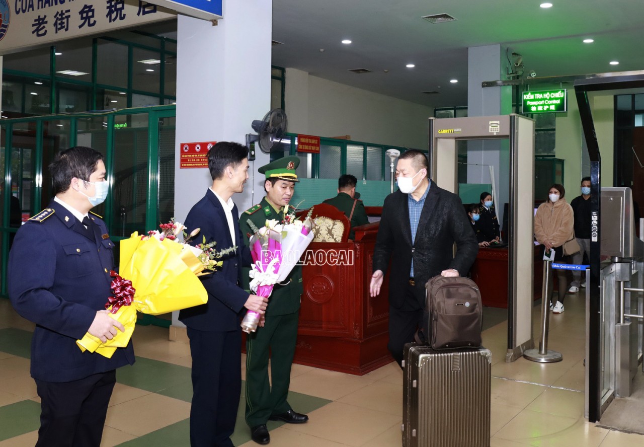 Người dân Việt Nam và Trung Quốc phấn khởi xuất nhập cảnh sau 3 năm Covid-19
