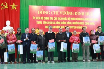 chu tich quoc hoi tham tang qua tet cac gia dinh chinh sach tai quang binh