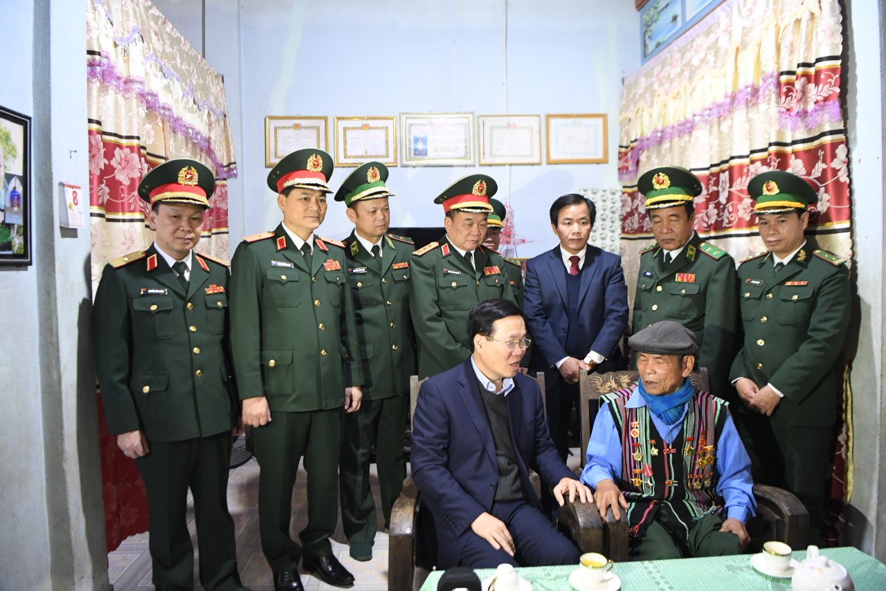 Đồng chí Võ Văn Thưởng đi thăm và chúc tết cán bộ, chiến sĩ Bộ đội Biên phòng và đồng bào miền cao A Lưới