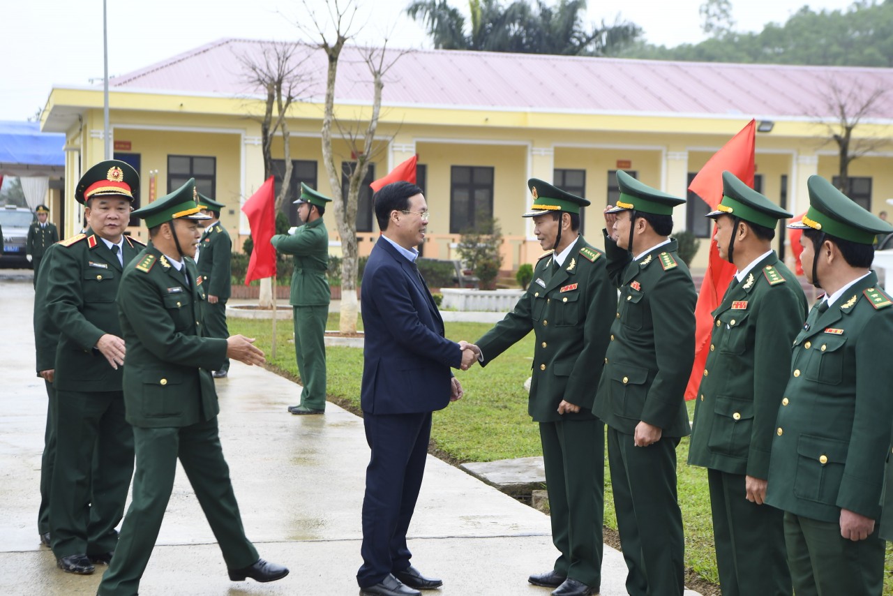 Đồng chí Võ Văn Thưởng đi thăm và chúc tết cán bộ, chiến sĩ Bộ đội Biên phòng và đồng bào miền cao A Lưới