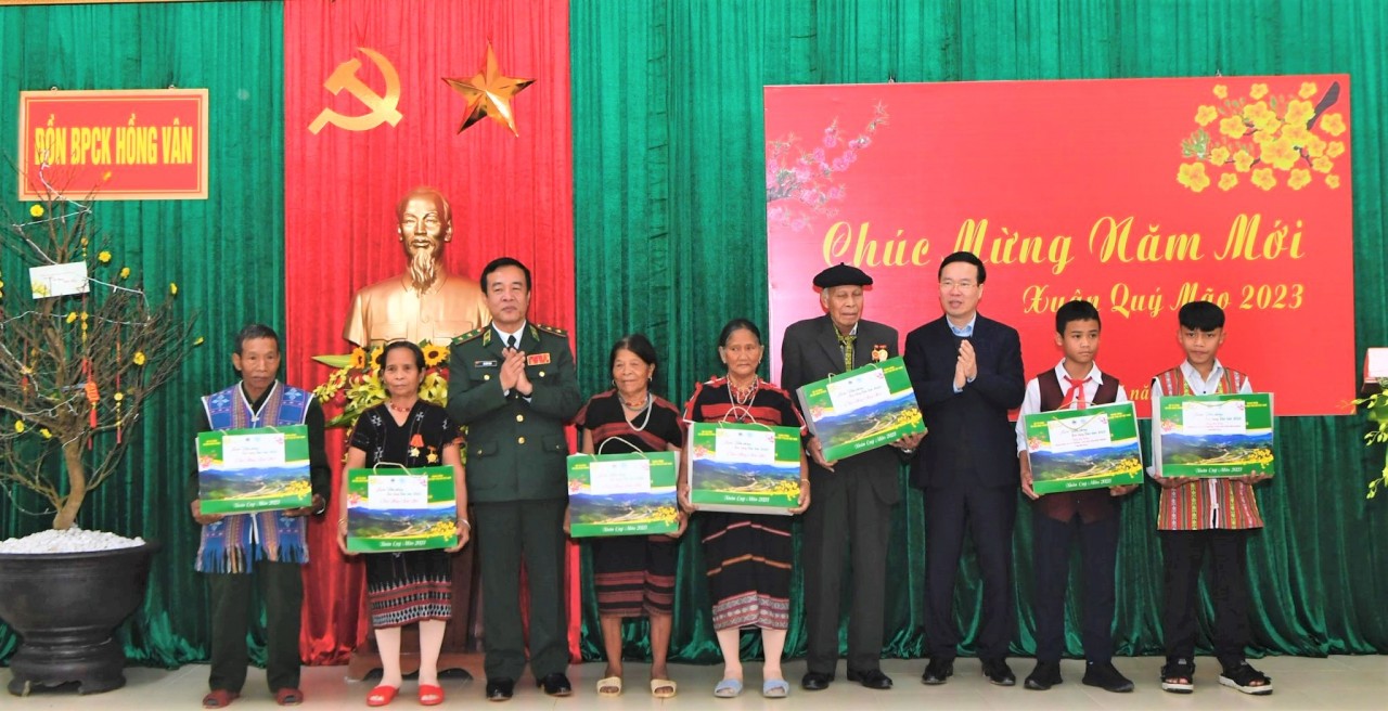 Đồng chí Võ Văn Thưởng đi thăm và chúc tết cán bộ, chiến sĩ Bộ đội Biên phòng và đồng bào miền cao A Lưới