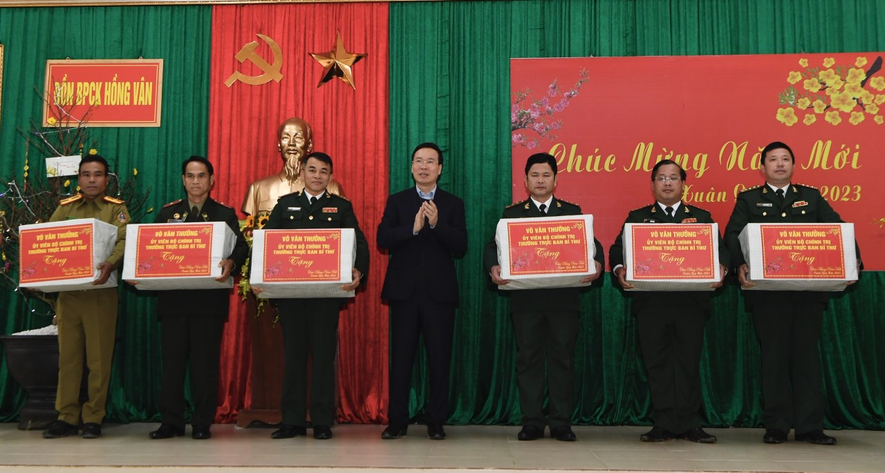 Đồng chí Võ Văn Thưởng đi thăm và chúc tết cán bộ, chiến sĩ Bộ đội Biên phòng và đồng bào miền cao A Lưới