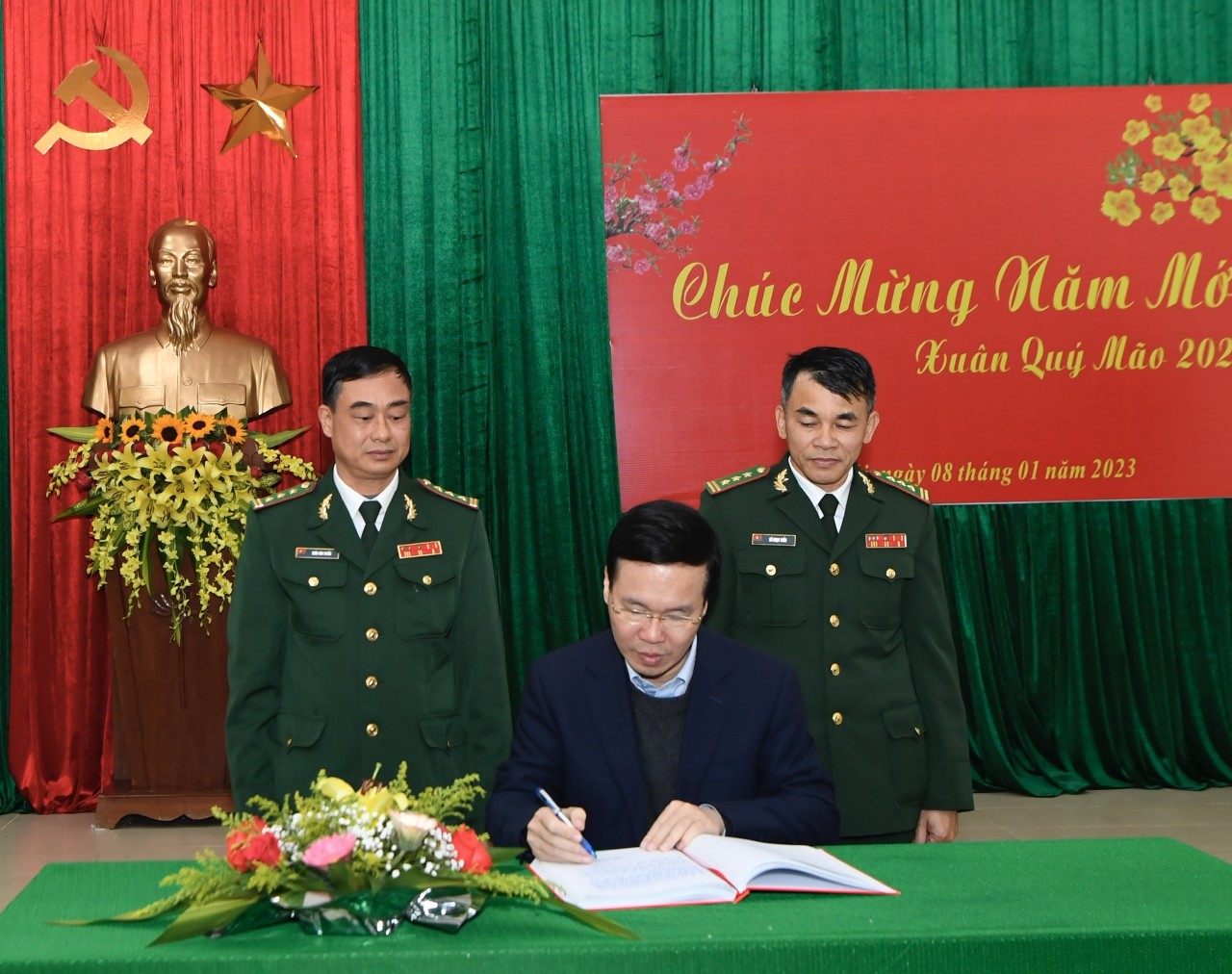 Đồng chí Võ Văn Thưởng đi thăm và chúc tết cán bộ, chiến sĩ Bộ đội Biên phòng và đồng bào miền cao A Lưới