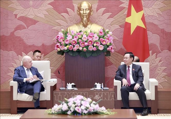 Chủ tịch Quốc hội Vương Đình Huệ tiếp Bộ trưởng bang Victoria của Australia