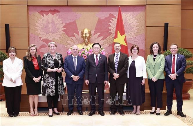 Chủ tịch Quốc hội Vương Đình Huệ tiếp Bộ trưởng bang Victoria của Australia