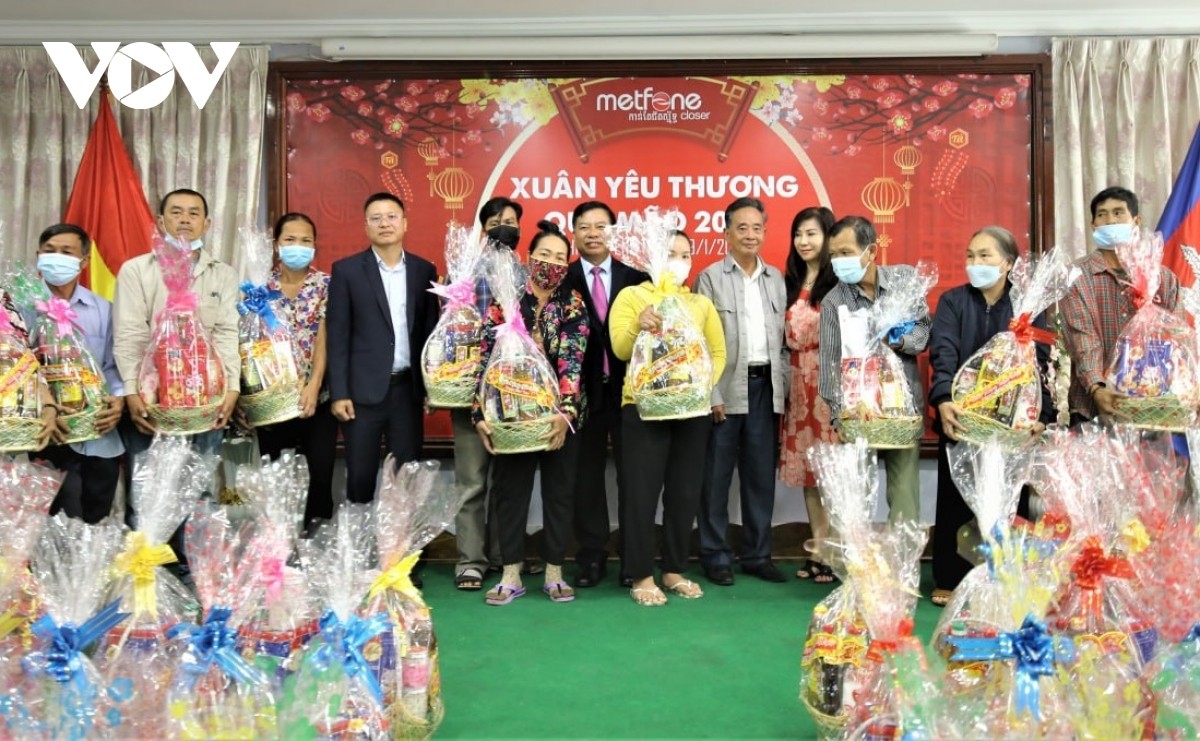 Trao quà Xuân Quý Mão 2023 cho bà con người Việt có hoàn cảnh khó khăn tại Campuchia