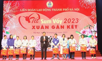 Tặng 10.000 suất quà cho công nhân, lao động khó khăn của Thủ đô