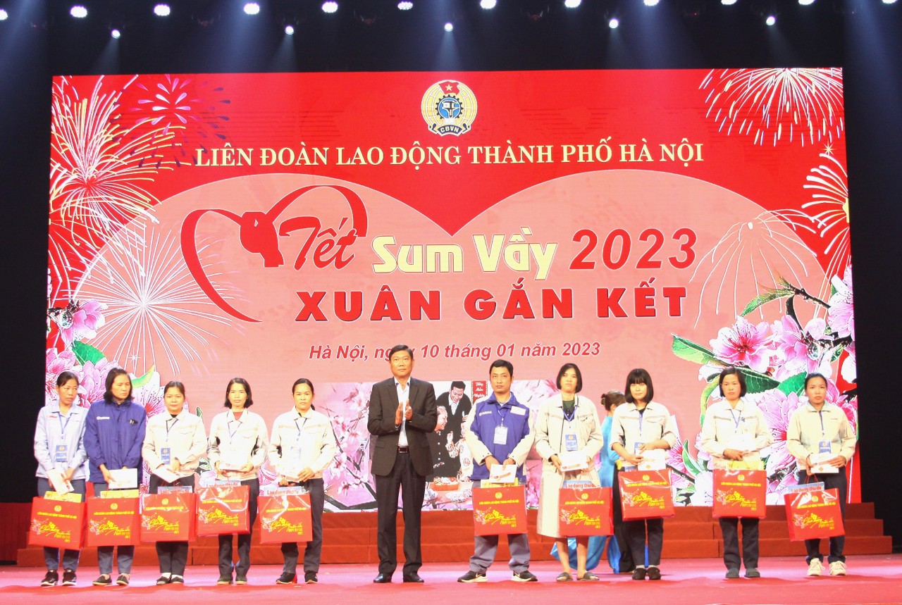 Ông Đỗ Anh Tuấn – Thành ủy viên, Trưởng Ban Dân vận Thành ủy trao quà Tết cho lao động khó khăn (Ảnh: Công đoàn Hà Nội).