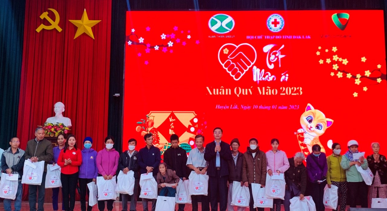 Đưa “Tết Nhân ái” cho gia đình nghèo có hoàn cảnh khó khăn ở hai huyện nghèo tại Đắk Lắk
