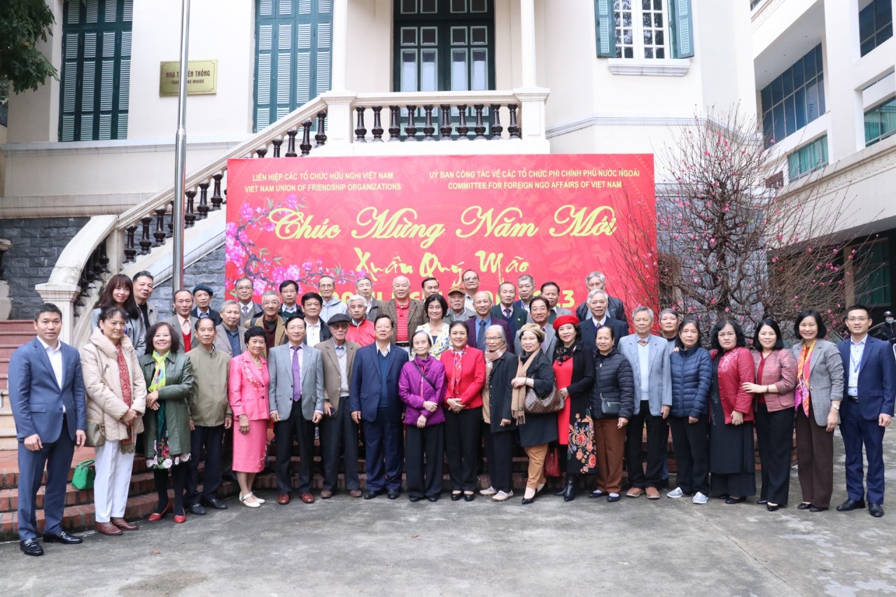 Lãnh  đạo VUFO chụp ảnh lưu niệm cùng các cán bộ hưu trí (Ảnh: Thu Hà).
