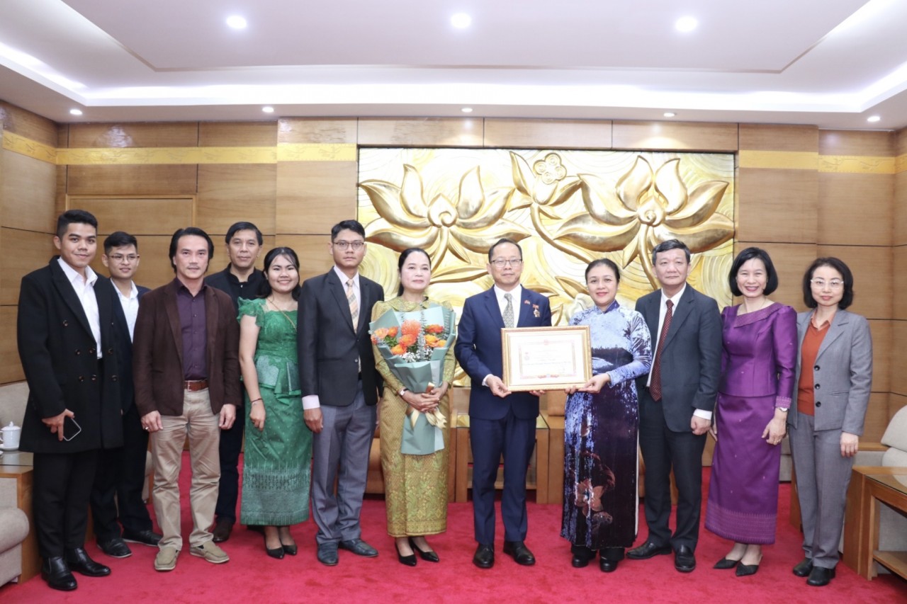 Trao tặng Kỷ niệm chương "Vì hòa bình, hữu nghị giữa các dân tộc" cho Đại sứ Campuchia tại Việt Nam