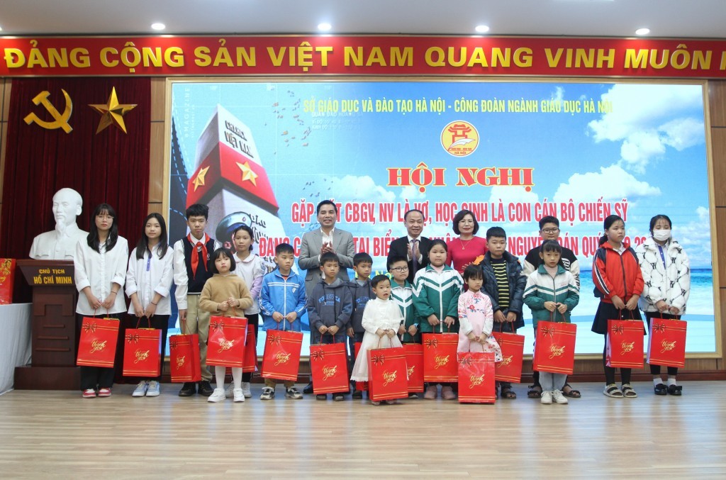 Các em học sinh là con chiến sĩ đang công tác tại biển đảo nhận món quà ý nghĩa từ lãnh đạo Sở GD&ĐT Hà Nội