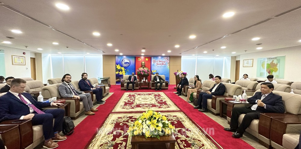 Ông Mai Hùng Dũng, Phó Chủ tịch Thường trực UBND tỉnh Bình Dương làm việc với Đoàn công tác Bang Nebraska (Hoa Kỳ) (Ảnh: binhduong.gov.vn).