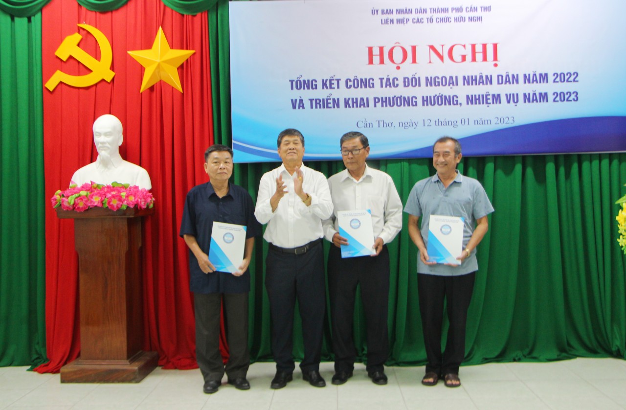 Liên hiệp hữu nghị Cần Thơ: 9 năm liên tiếp nhận Cờ thi đua 