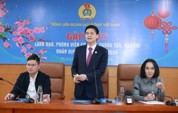 Trăn trở về ước mơ đưa con đi khai giảng của người mẹ công nhân