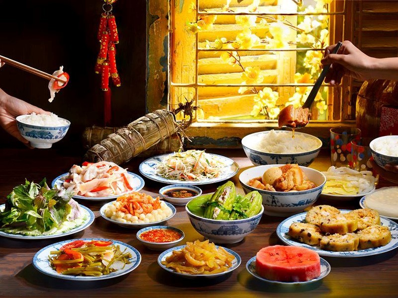 Tiệc tùng ngày Tết đang dần trở thành nỗi ám ảnh của nhiều người trẻ. (Ảnh internet)