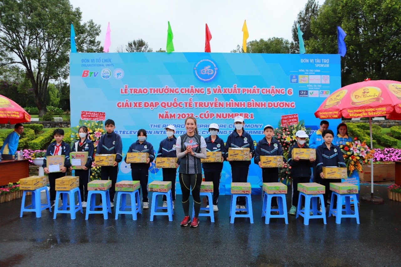 Đại diện Tân Hiệp Phát gửi trao các phần quà cho trẻ em có hoàn cảnh khó khăn tại các điểm đến.
