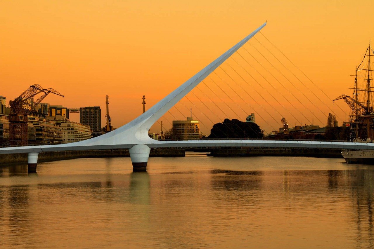Cầu Puente de la Mujer (Ảnh: Getty Images/fotoquique).