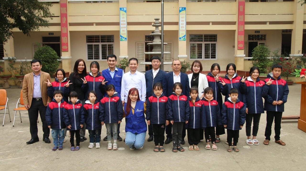 Liên hiệp các tổ chức hữu nghị tỉnh Yên Bái cùng các nhà tài trợ trao áo ấm và quà tết cho trẻ em