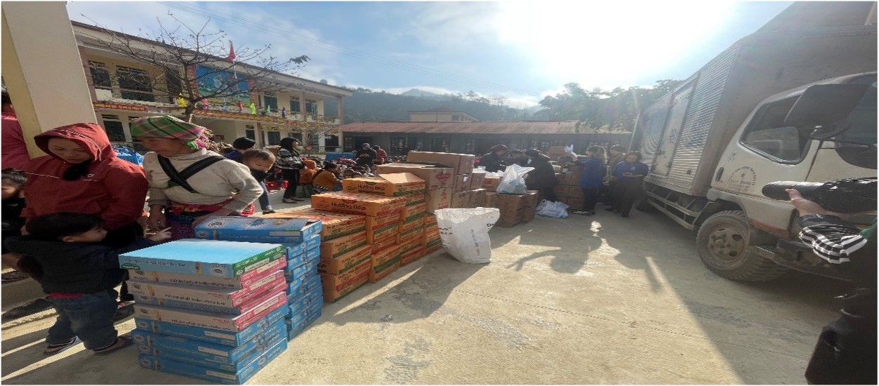 Hơn 1.600 phần quà Tết và trên 1.600 bộ quần áo ấm đã được trao cho các cháu học sinh của 04 trường trên địa bàn huyện Trạm Tấu.