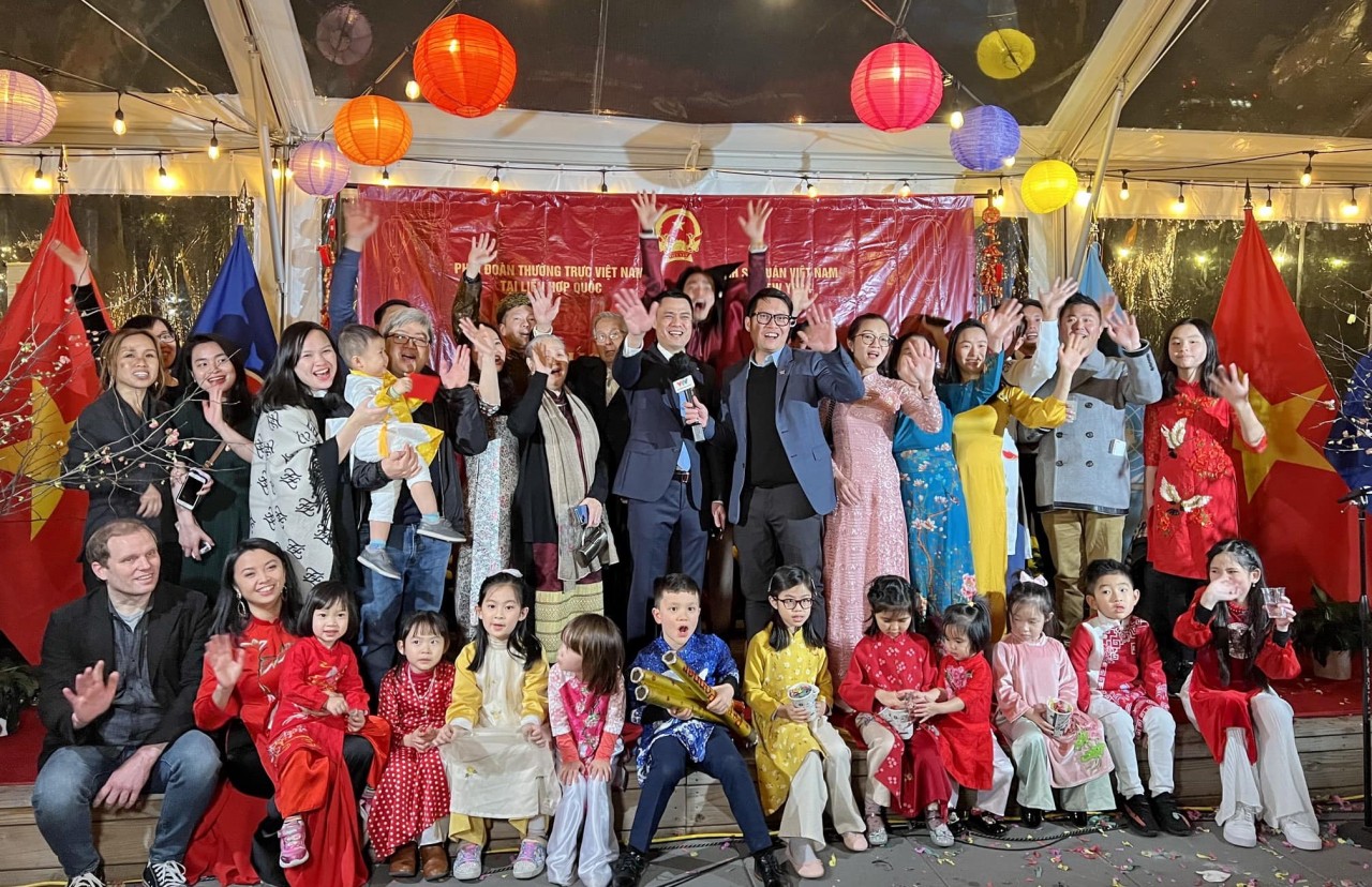 Đại sứ Đặng Hoàng Giang cùng bà con người Việt (Ảnh: 