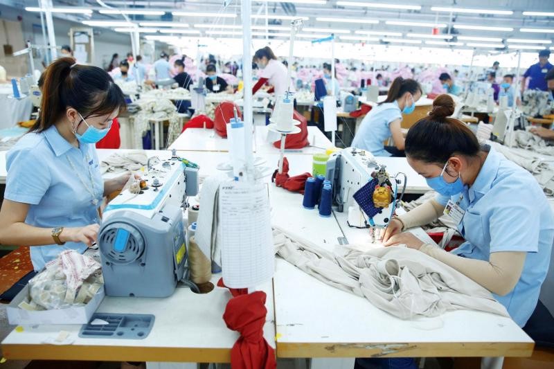  Theo Bộ LĐ-TB&XH, năm 2022 tổng số lao động bị ảnh hưởng việc làm trong các doanh nghiệp khó khăn bị cắt giảm đơn hàng là trên 637.000 người, trong đó số bị mất việc là hơn 53.000 người (Ảnh minh họa: VnEconomy).