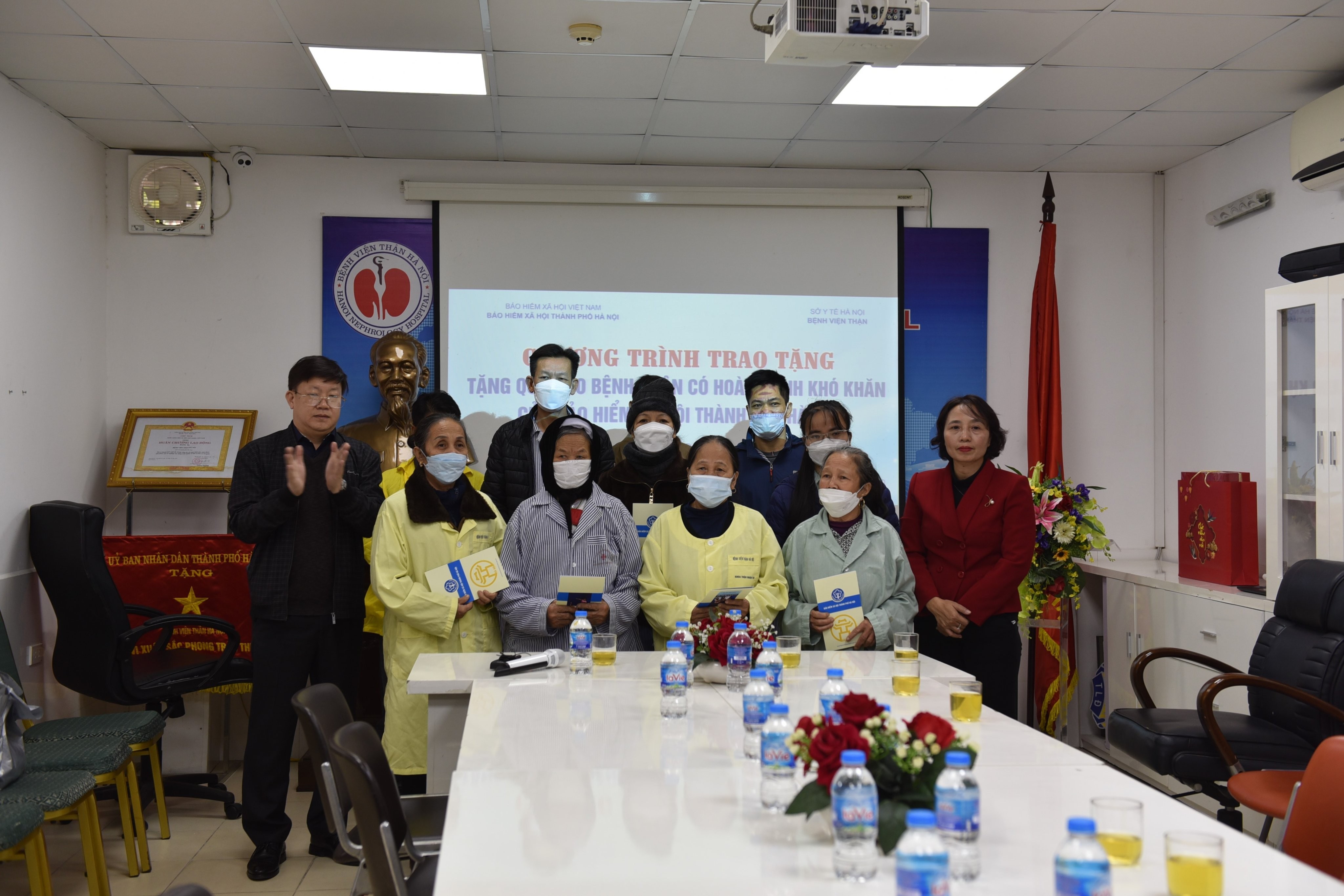 Phó Giám đốc BHXH TP Hà Nội Nguyễn Thị Tám đã trao 10 suất quà tặng cho những bệnh nhân có hoàn cảnh khó khăn 