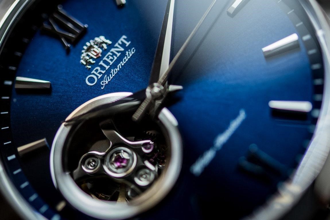 Orient Golden Eye 2 bị thu hút bởi phần lộ cơ, đồng thời trang bị khả năng chống nước 5ATM đi mưa, đi tắm.