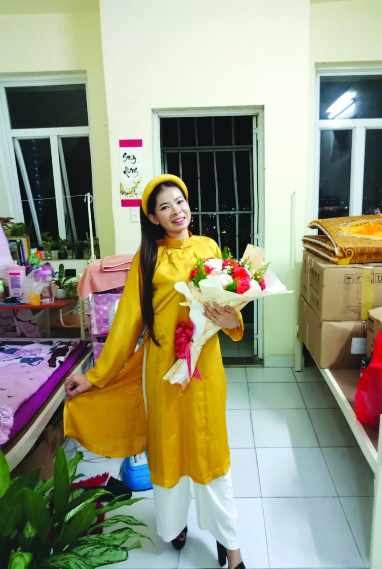 Ath Sreyneang diện bộ áo dài mẹ Vân tặng (Nguồn: NVCC).