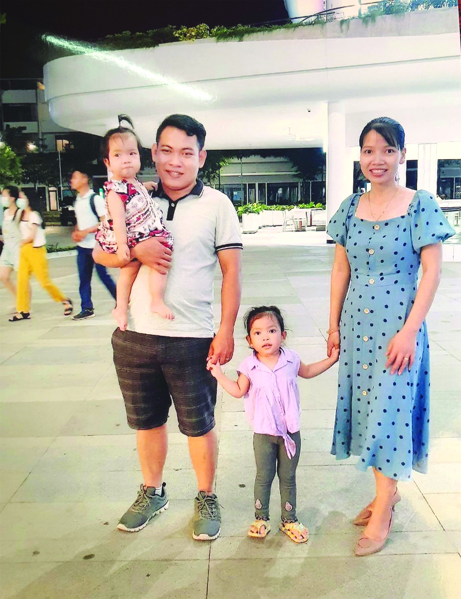 Pu Thia và vợ con ở Phnom Penh (Nguồn: NVCC).