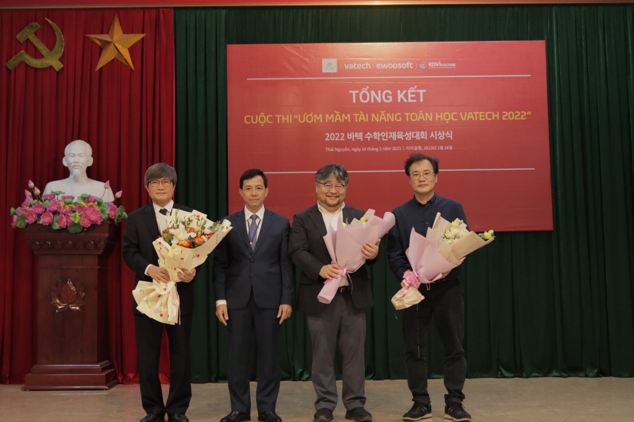 KCCC trao giải Cuộc thi “Ươm mầm tài năng toán học VATECH 2022
