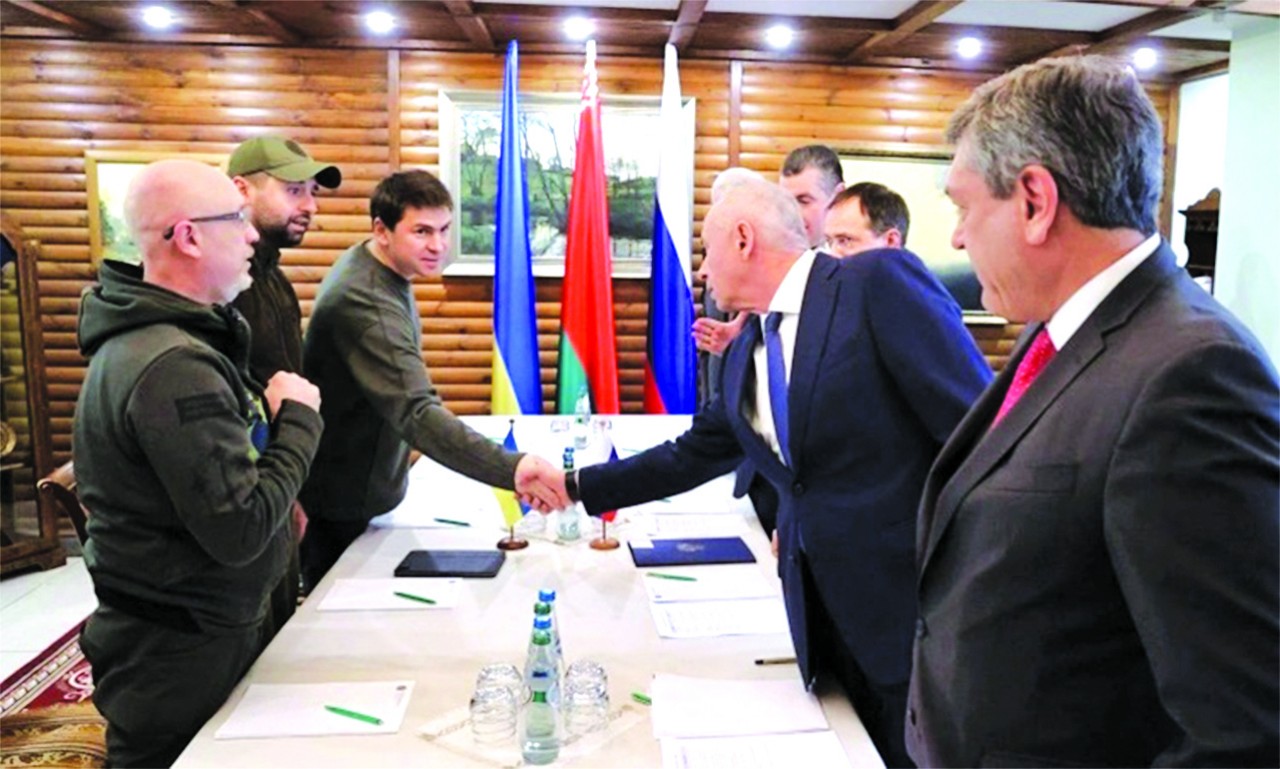 Quan chức Nga và Ukraine trong cuộc đàm phán ngày 3/3/2022 tại khu vực Brest, Belarus (Ảnh: Reuters).