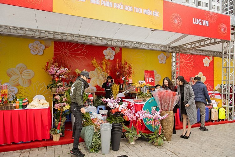 Khu hội chợ ngoài trời rộn ràng với các gian hàng hoa cây cảnh, quà Tết, đặc sản các vùng miền, đồ gia dụng… rất tiện lựa chọn, mua sắm và vận chuyển