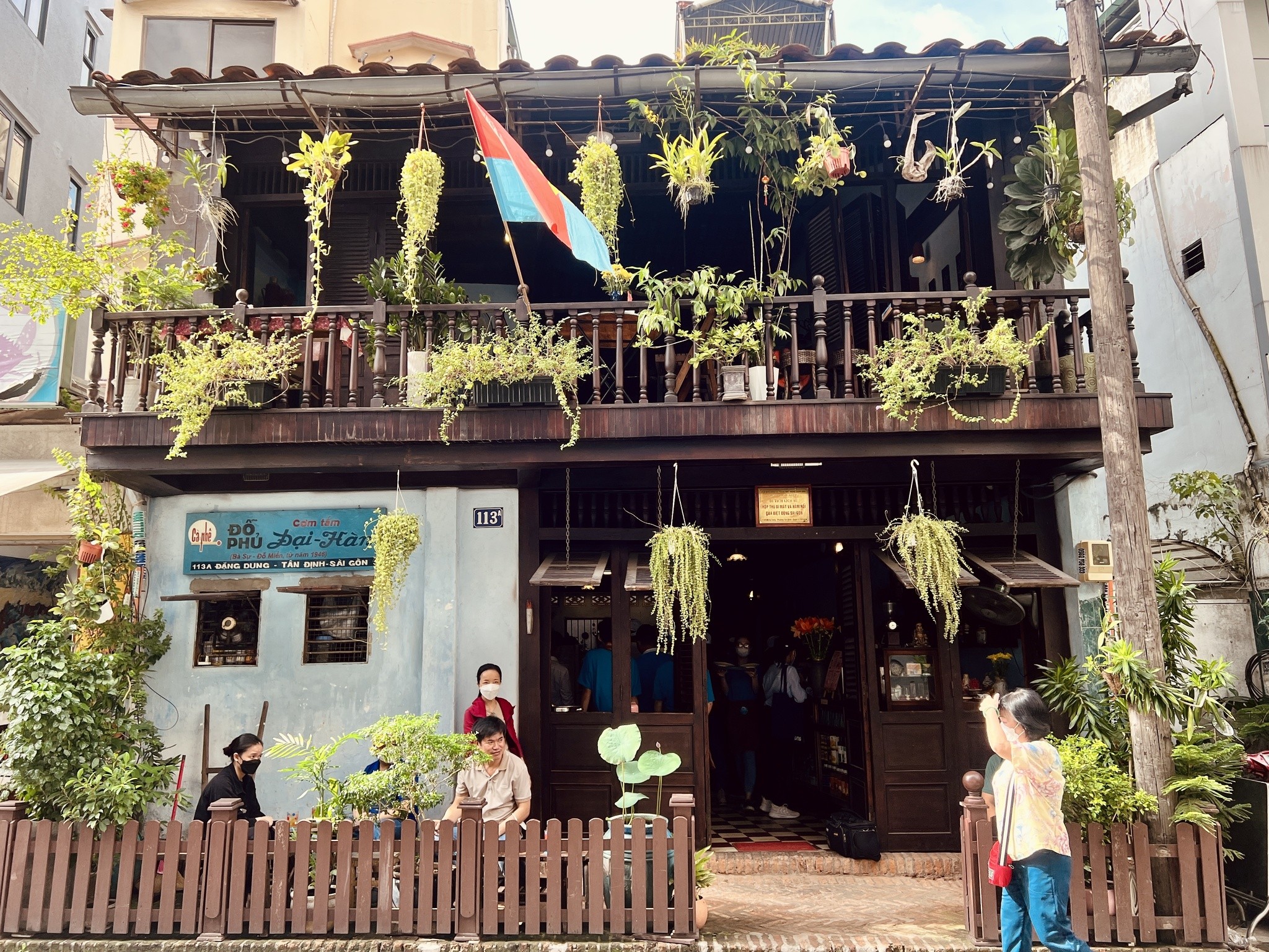 Tour “Ký ức biệt động Sài Gòn” là chuyến đi nhằm tham quan các điểm còn lưu giữ những dấu ấn của lực lượng Biệt động Sài Gòn. Du khách sẽ được trực tiếp nghe các câu chuyện qua các nhân chứng sống lịch sử về sự chiến đấu quả cảm của lực lượng Biệt động Sài Gòn (Ảnh: Thanh Niên).