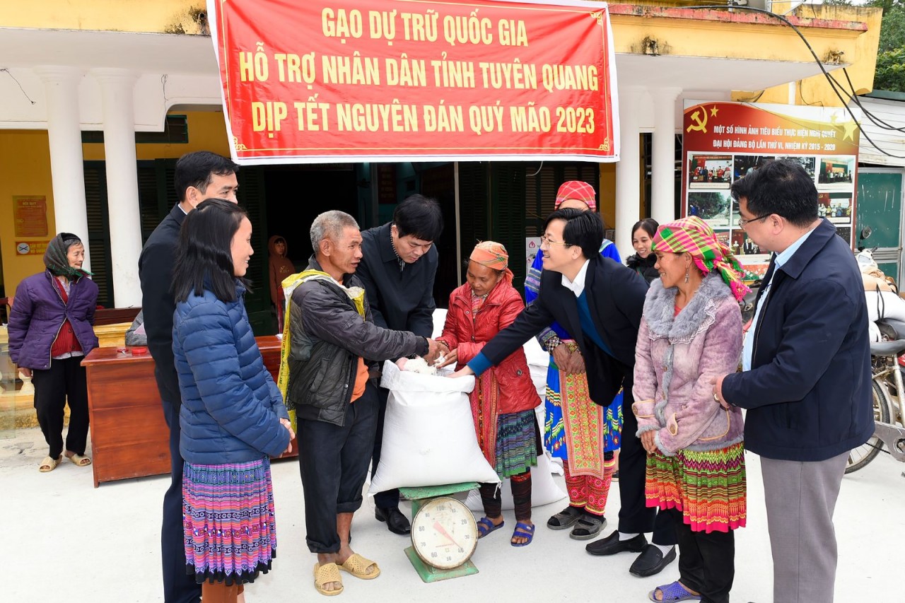 xuất gạo DTQG hỗ trợ người dân tại xã Kiến Thiết, huyện Yên Sơn, Tuyên Quang (Ảnh: Bộ Tài chính).