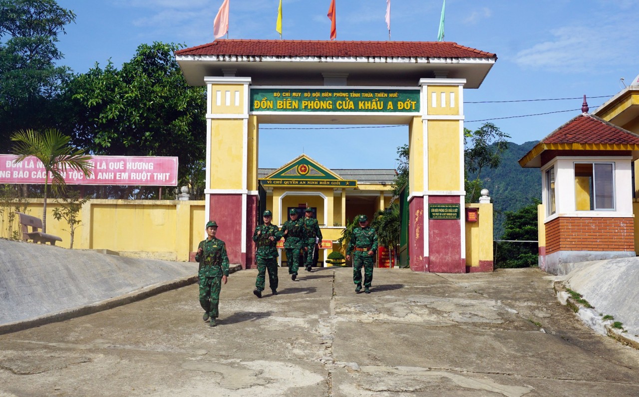 Cán bộ, chiến sĩ Đồn biên phòng cửa khẩu A Đớt trên đường tuần tra biên giới.