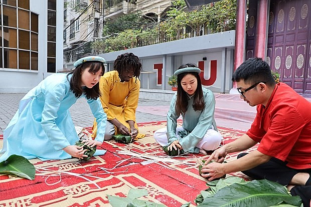 Sinh viên quốc tế hào hứng trải nghiệm Tết cổ truyền Việt Nam | Giáo dục | Vietnam+ (VietnamPlus)
