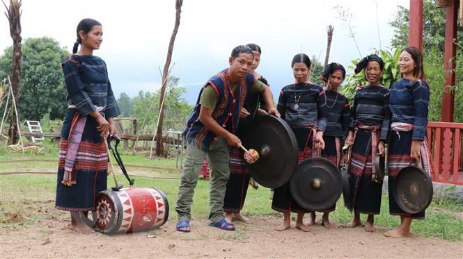 Người kết nối cộng đồng để lưu giữ văn hóa dân tộc ở Tây Nguyên | Phong cách | Vietnam+ (VietnamPlus)