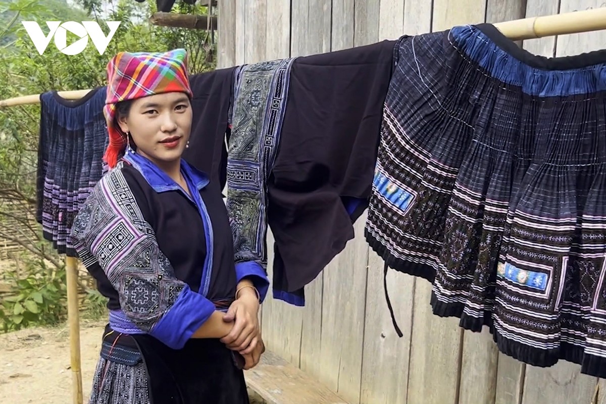 Độc đáo nghề vẽ sáp ong trên vải của người Mông Lai Châu