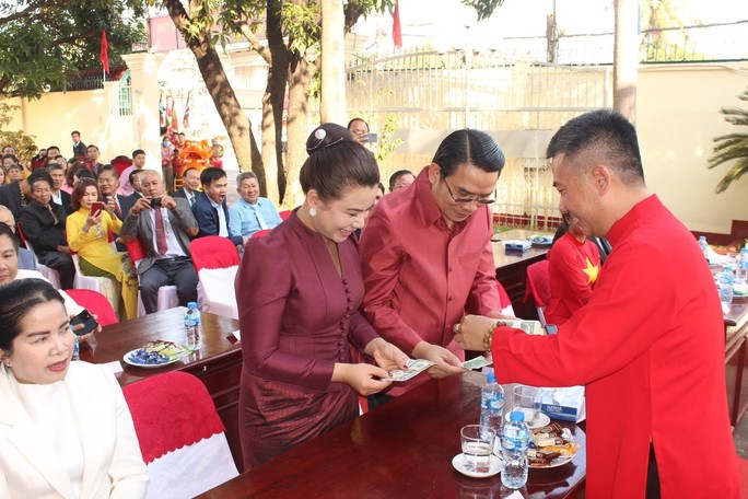 Cộng đồng người Việt khắp 5 châu đón Tết 2023