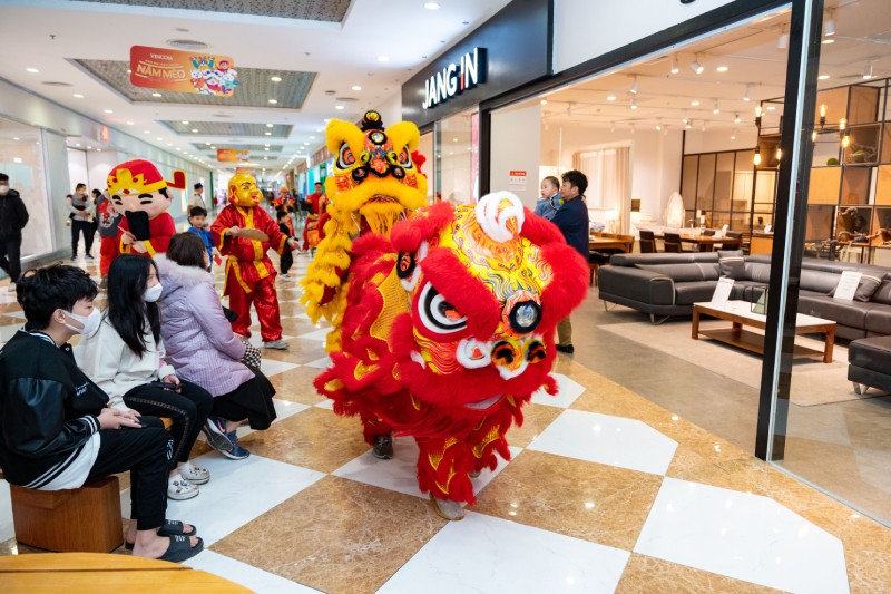 Trung tâm thương mại đông nghịt người khai xuân vui chơi, giải trí Trung tâm thương mại đông nghịt người khai xuân vui chơi, giải trí