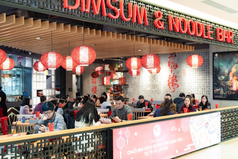 Trung tâm thương mại đông nghịt người khai xuân vui chơi, giải trí Trung tâm thương mại đông nghịt người khai xuân vui chơi, giải trí