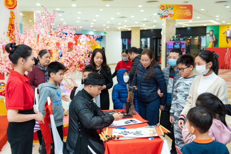 Khách hàng đến Vincom Plaza Bắc Từ Liêm không thể bỏ lỡ cơ hội xin chữ thầy đồ, mong cho năm mới may mắn hanh thông vạn sự như ý. Khách hàng đến Vincom Plaza Bắc Từ Liêm không thể bỏ lỡ cơ hội xin chữ thầy đồ, mong cho năm mới may mắn hanh thông vạn sự như ý.
