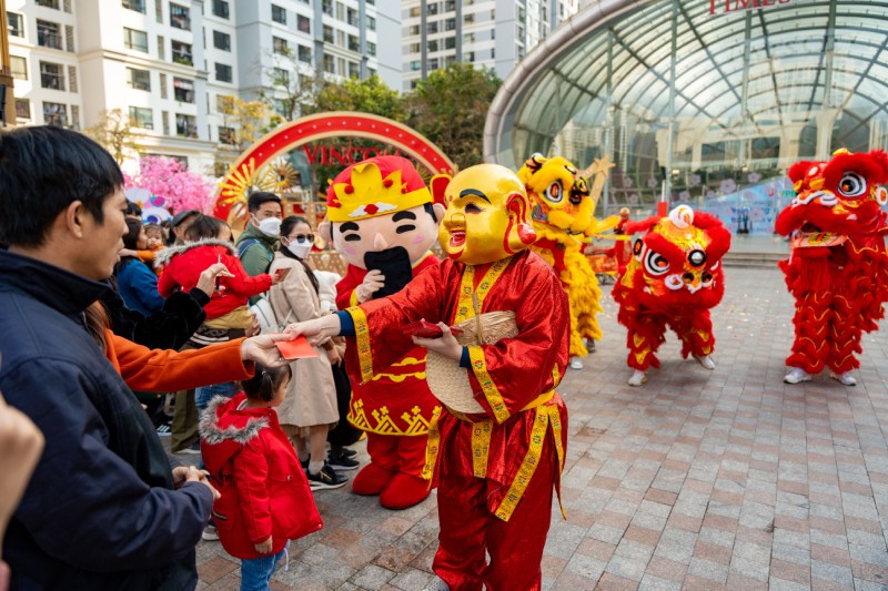 Trung tâm thương mại đông nghịt người khai xuân vui chơi, giải trí Trung tâm thương mại đông nghịt người khai xuân vui chơi, giải trí