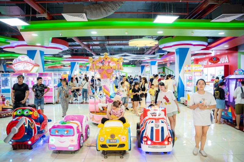Trung tâm thương mại đông nghịt người khai xuân vui chơi, giải trí