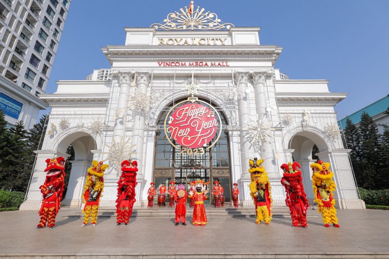 Trung tâm thương mại đông nghịt người khai xuân vui chơi, giải trí
